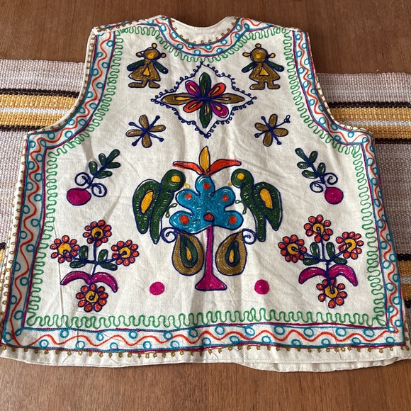 Embroidered Floral Vest - Picture 4 of 9